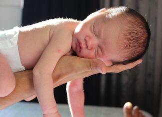 Jak naładować telefon bez ładowarki i kabla USB?