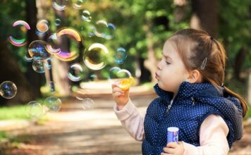 Jak zrobić kolorowe bańki mydlane?