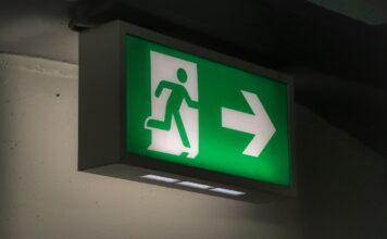 Oświetlenie awaryjne LED – dlaczego warto postawić na nowoczesne rozwiązania? oświetlenie awaryjne